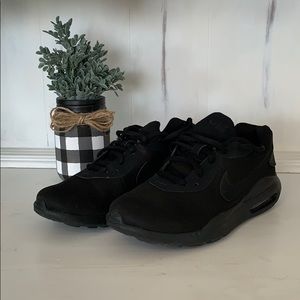 Nike women’s oketo air max casual sneakers.